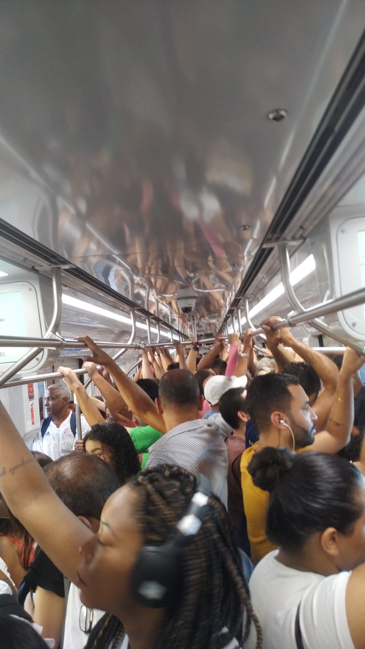 Pelo 4º dia consecutivo, metrô de BH opera com atrasos e usuários relatam trens lotados