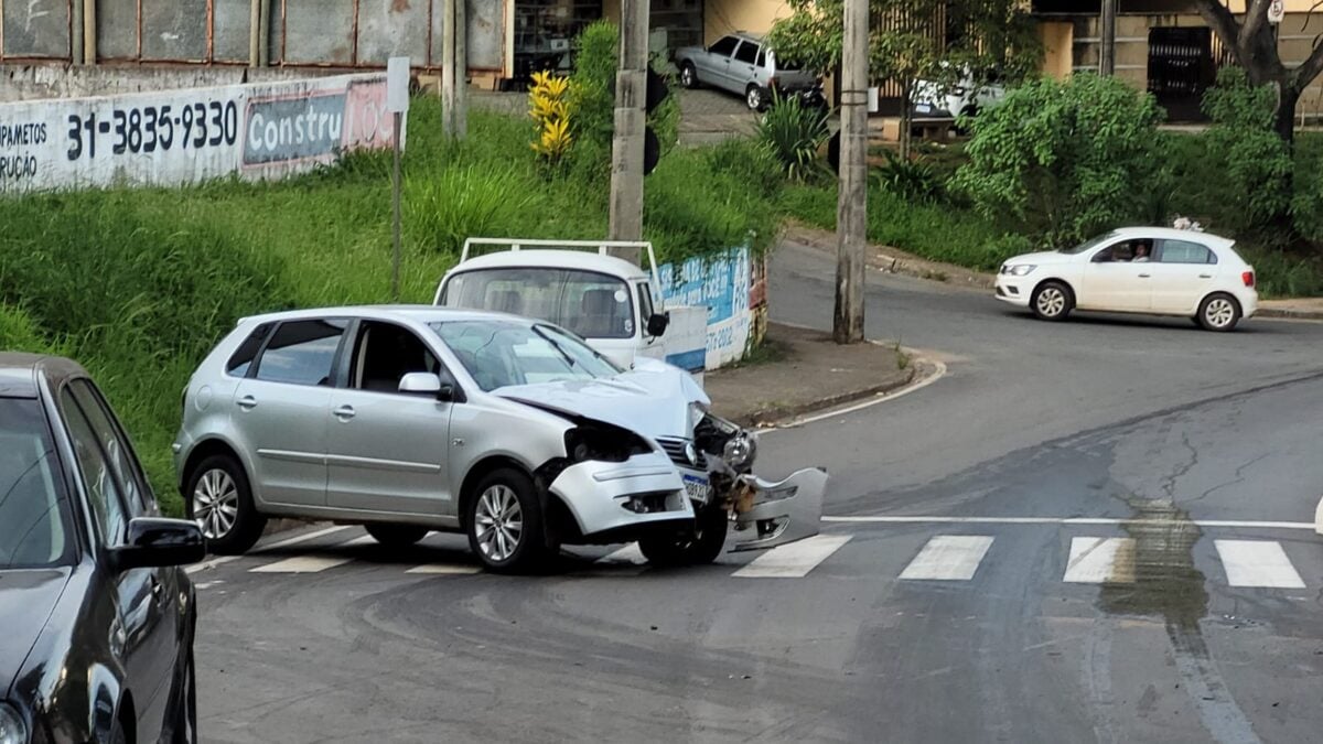 Itabira: carro se choca contra árvore na avenida das Rosas