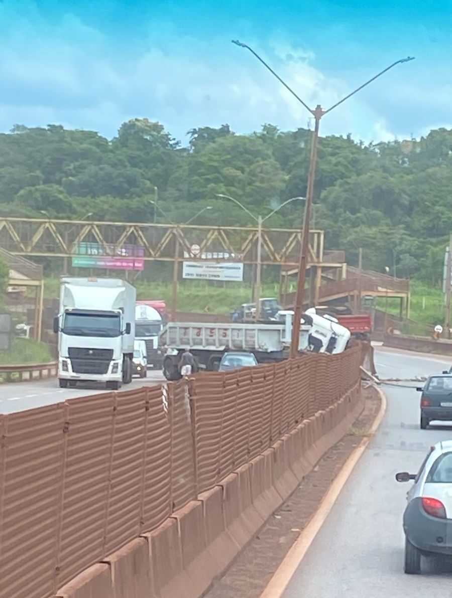 BR-381: congestionamento próximo a São Joaquim de Bicas foi causado por colisão de carreta com mureta