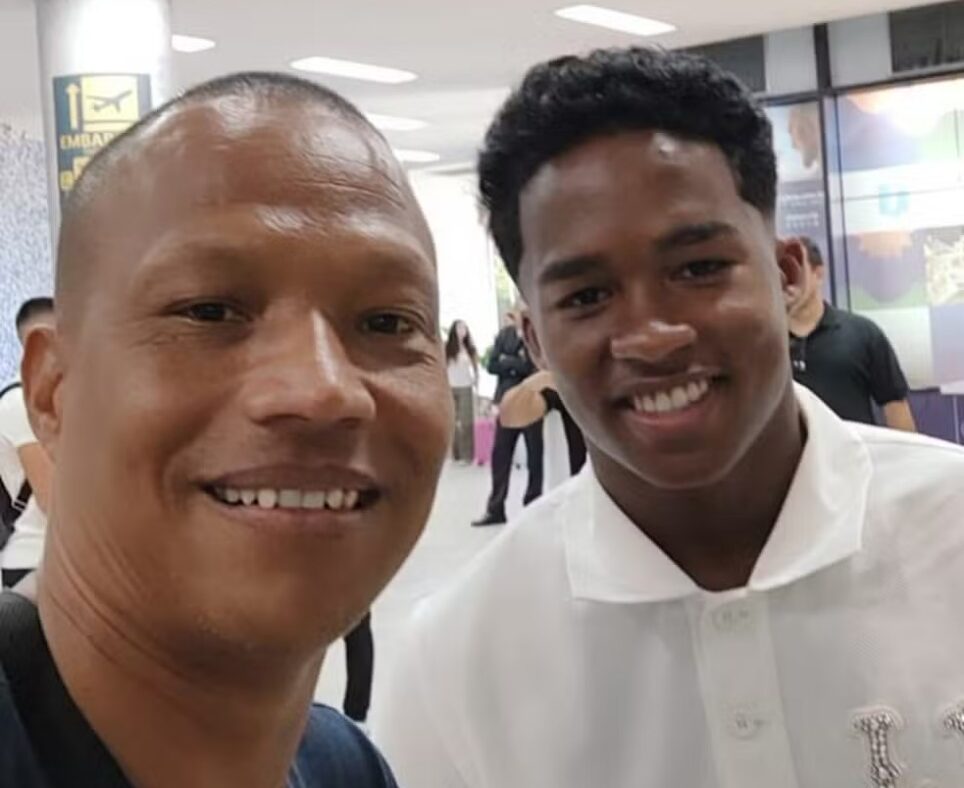 Endrick doa R$ 1 mil a engraxate que o parou para uma foto no Rio; assista ao vídeo