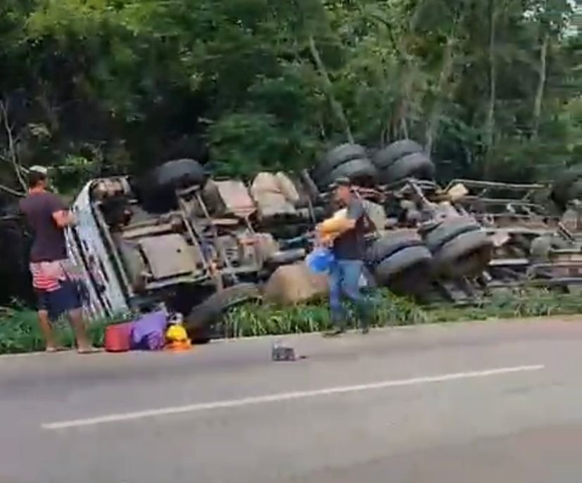 Carreta carregada com bebidas tomba na BR-381 e carga é saqueada; veja o vídeo