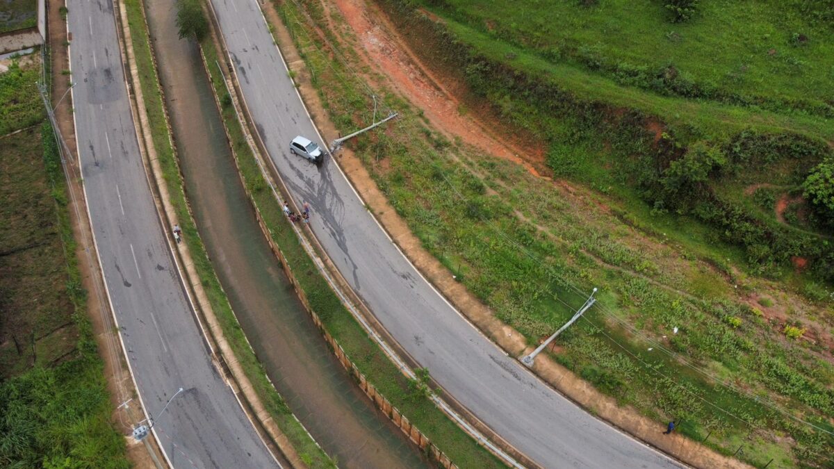 Carro se choca contra poste na avenida Machado de Assis, em Itabira