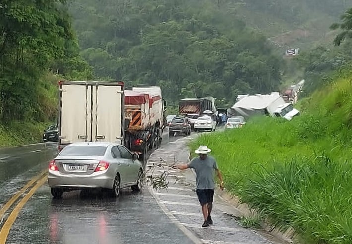 Ponte Torta: acidente envolvendo carreta e três carros interdita a BR-381, em João Monlevade