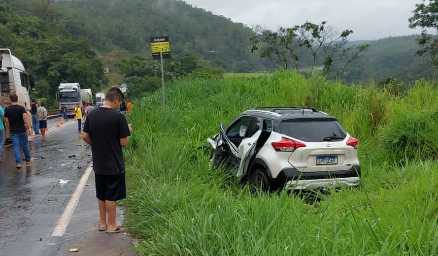 Ponte Torta: acidente envolvendo carreta e três carros interdita a BR-381, em João Monlevade