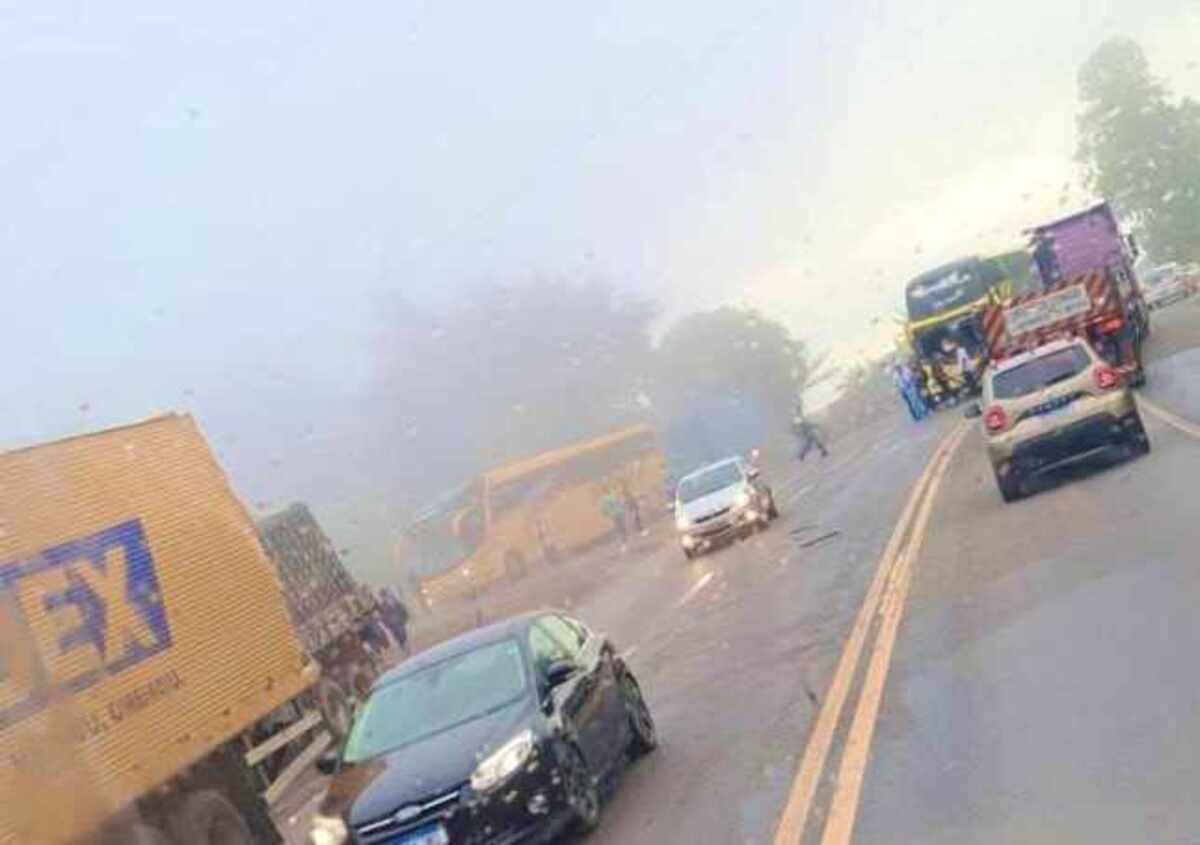 Acidente entre ônibus e caminhão dos Correios interdita a BR-381, na Grande BH