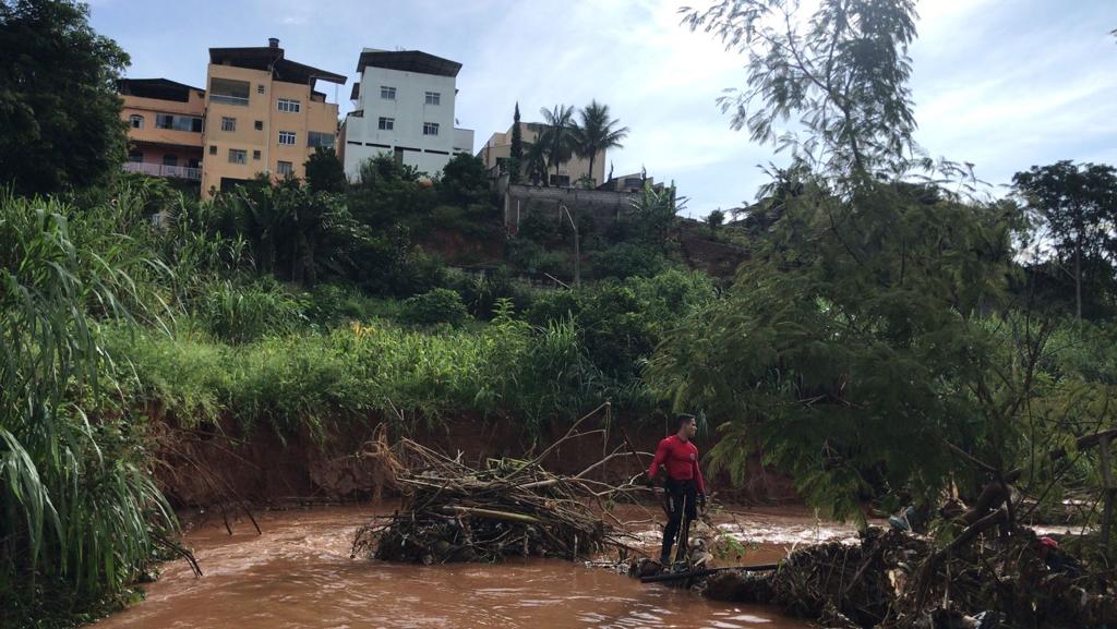 Bombeiros encontram corpo de homem que foi arrastado por enxurrada em Minas