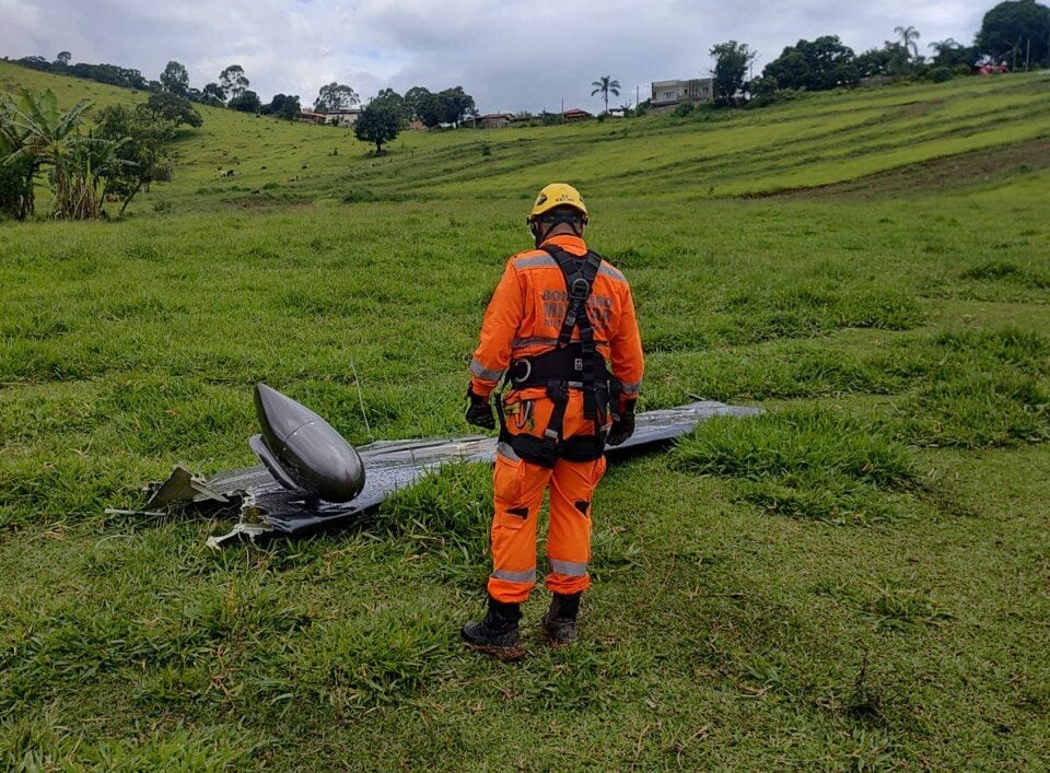 Avião se parte e cai em zona rural do Sul de Minas