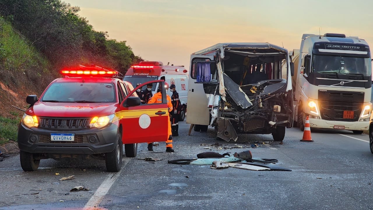 Ônibus da prefeitura de Pitangui colide com carreta de milho