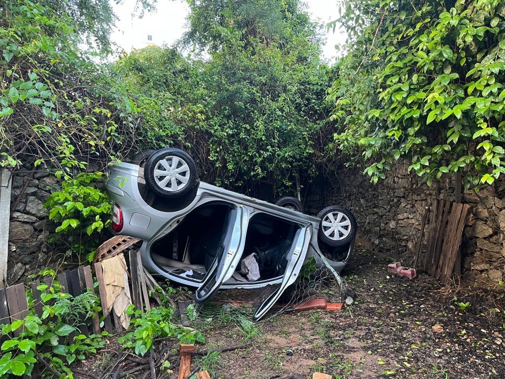 Mulher perde controle do carro a caminho da academia, capota e cai em quintal de casa em BH