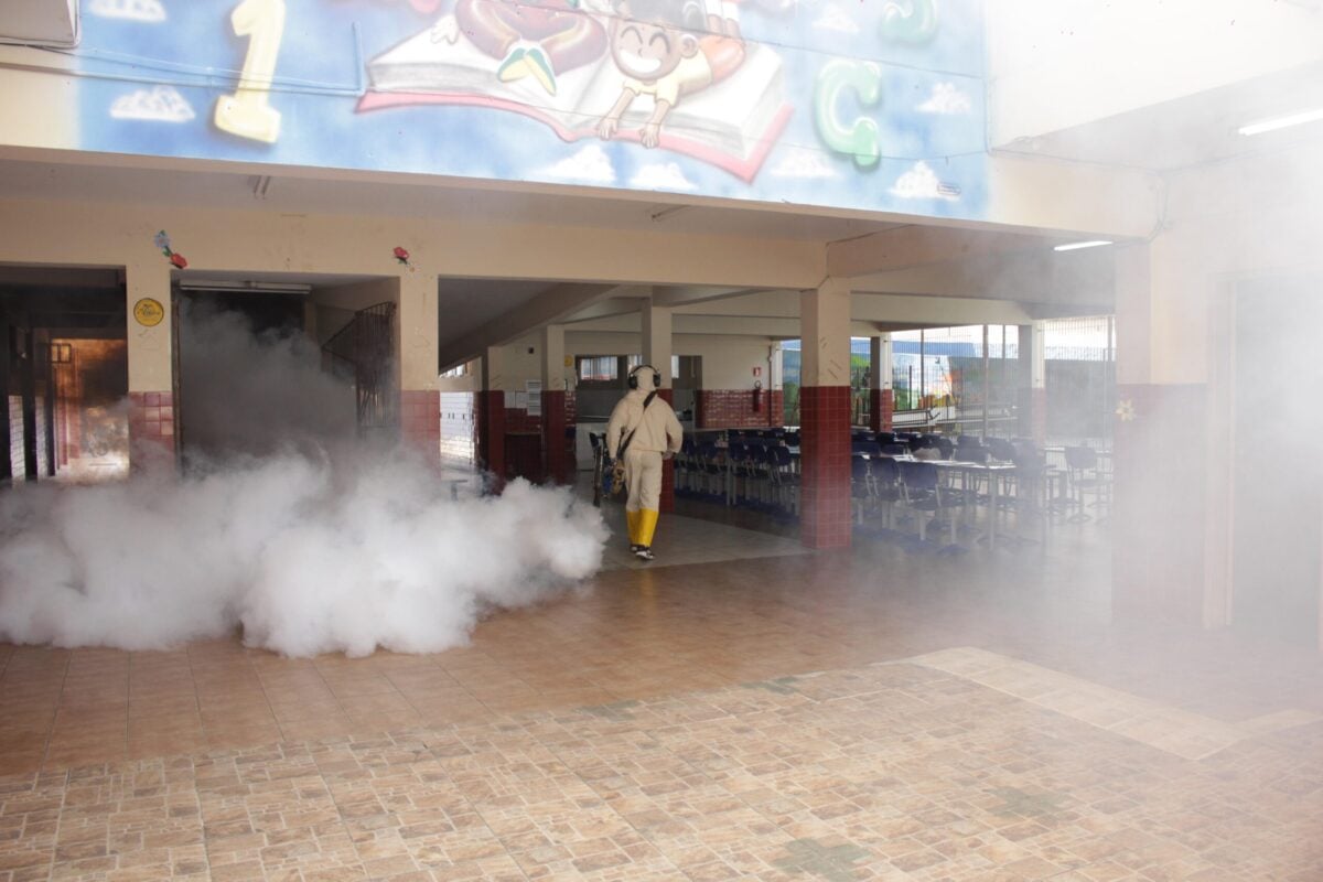 Fabriciano aplica fumacê em todas as escolas da rede municipal