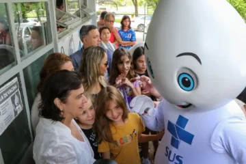 Momento histórico, diz ministra sobre início da vacinação de crianças