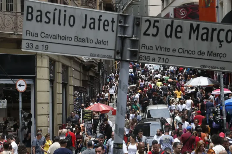 Governo adia por 3 meses portaria sobre trabalho aos feriados