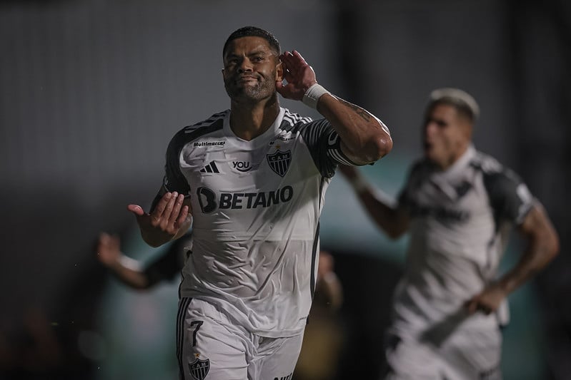 Hulk faz dois e dá resposta dentro de campo para prefeito de São João del-Rei