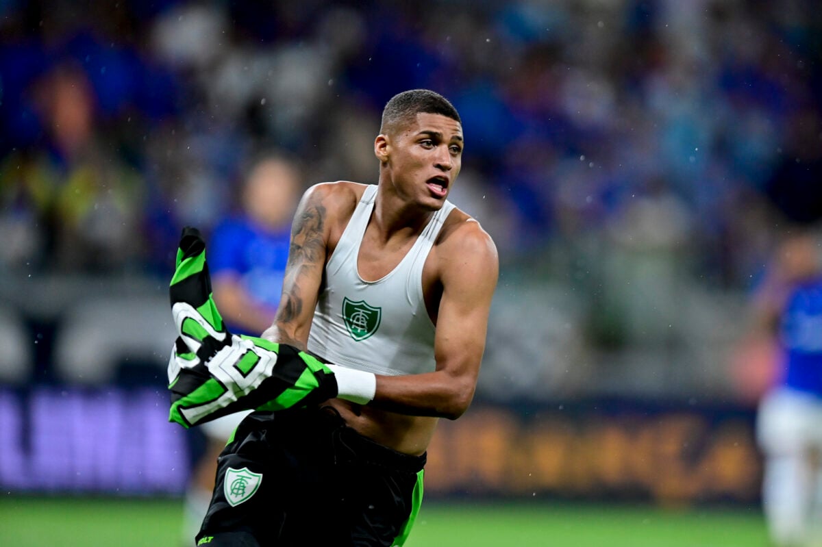 Frente a Ronaldo Fenômeno, atacantes do América decidem e mantém Coelho invicto no Mineiro
