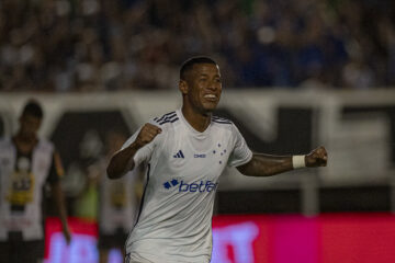 Cruzeiro vence Democrata-GV, se reabilita e mantém a liderança do Grupo A do Mineiro; assista aos gols da partida