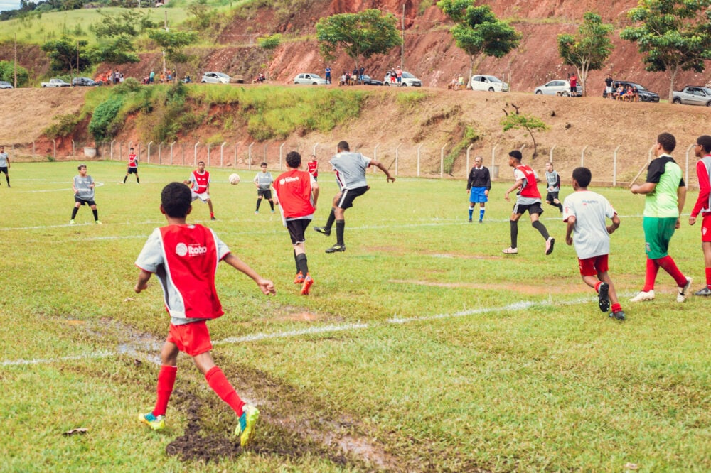 Itabira: bairro Pedreira recebe vestiário e alambrado reformados em campo de futebol