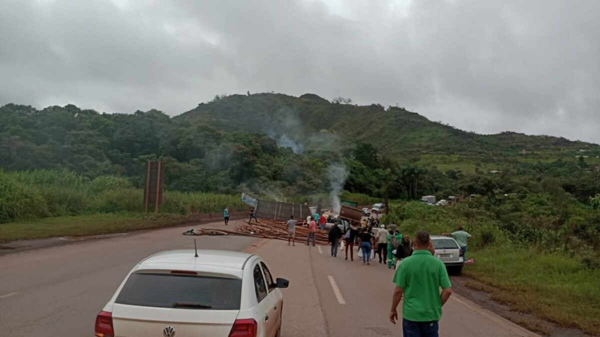 Acidente entre carretas interdita BR-040, em Congonhas