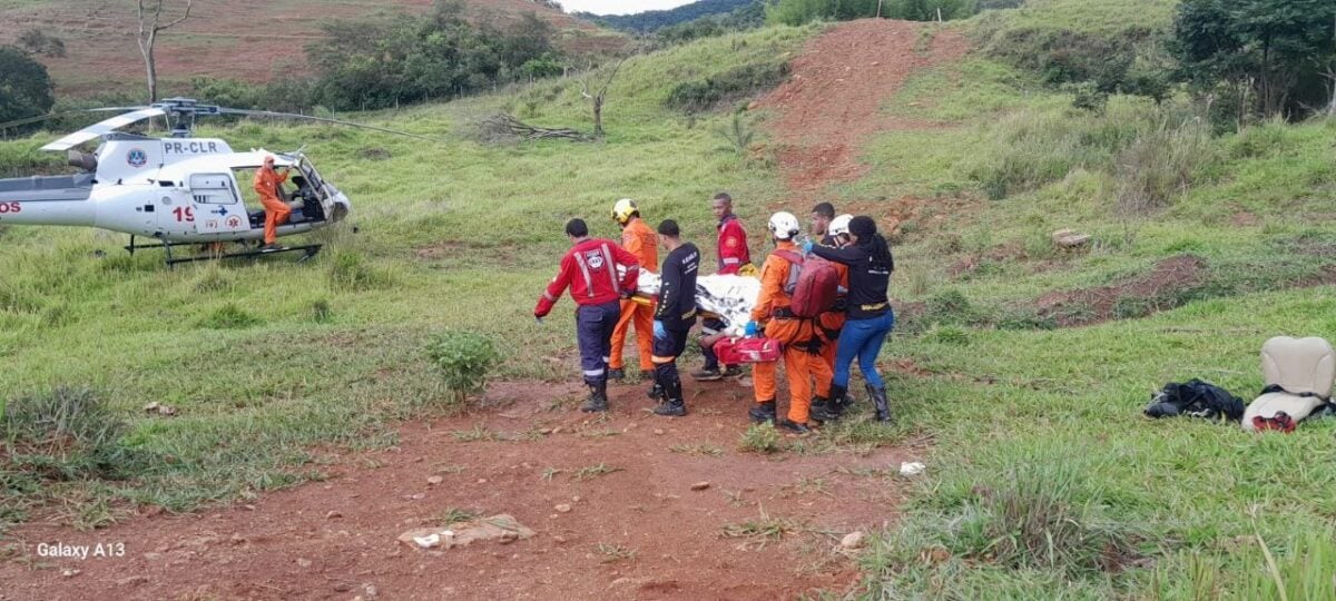 Em Santa Bárbara, dupla é atendida em estado grave após carro despencar de ribanceira