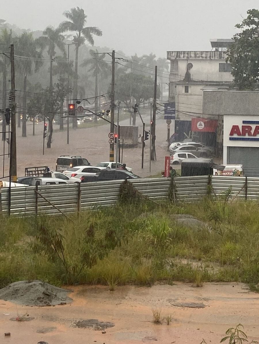 Chuva alaga ruas e avenidas de Belo Horizonte nesta terça-feira