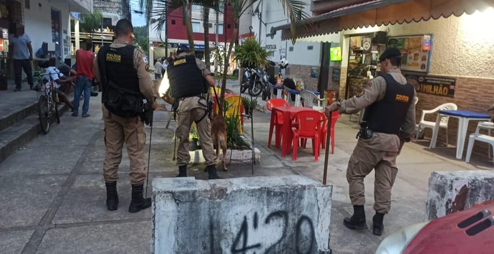 Três são presos por tráfico de drogas na praça “Pau Mole”, em Ipatinga