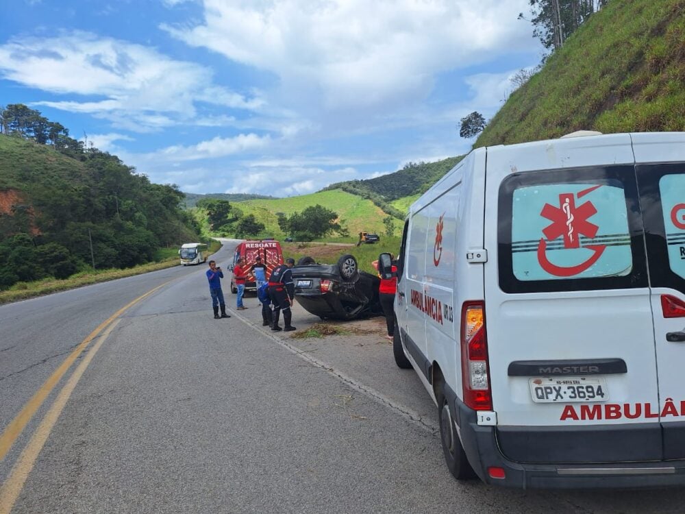 Carro capota na BR-381, nas proximidades de Antônio Dias