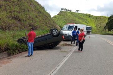 Carro capota na BR-381, nas proximidades de Antônio Dias