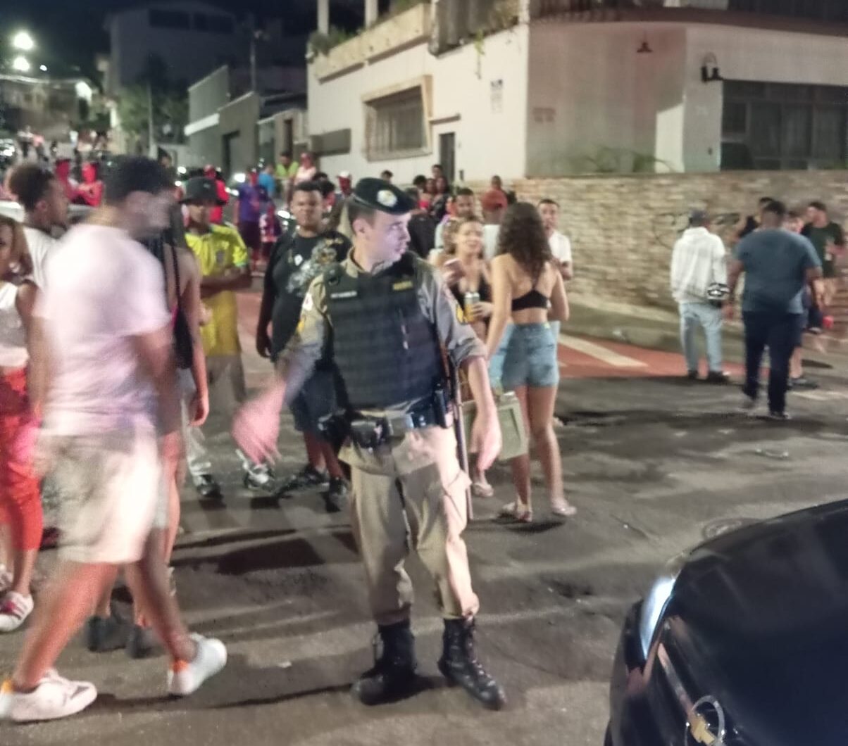Noite de carnaval em Itabira termina com tumulto na Praça do Pará