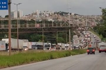 Caminhão em chamas causa congestionamento na BR-381