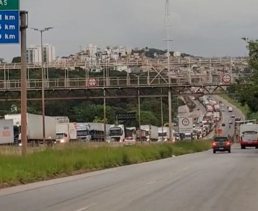 Caminhão em chamas causa congestionamento na BR-381