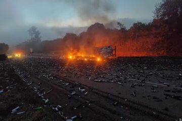 BR-381: carreta pega fogo na rodovia Fernão Dias; uma mulher morreu no acidente