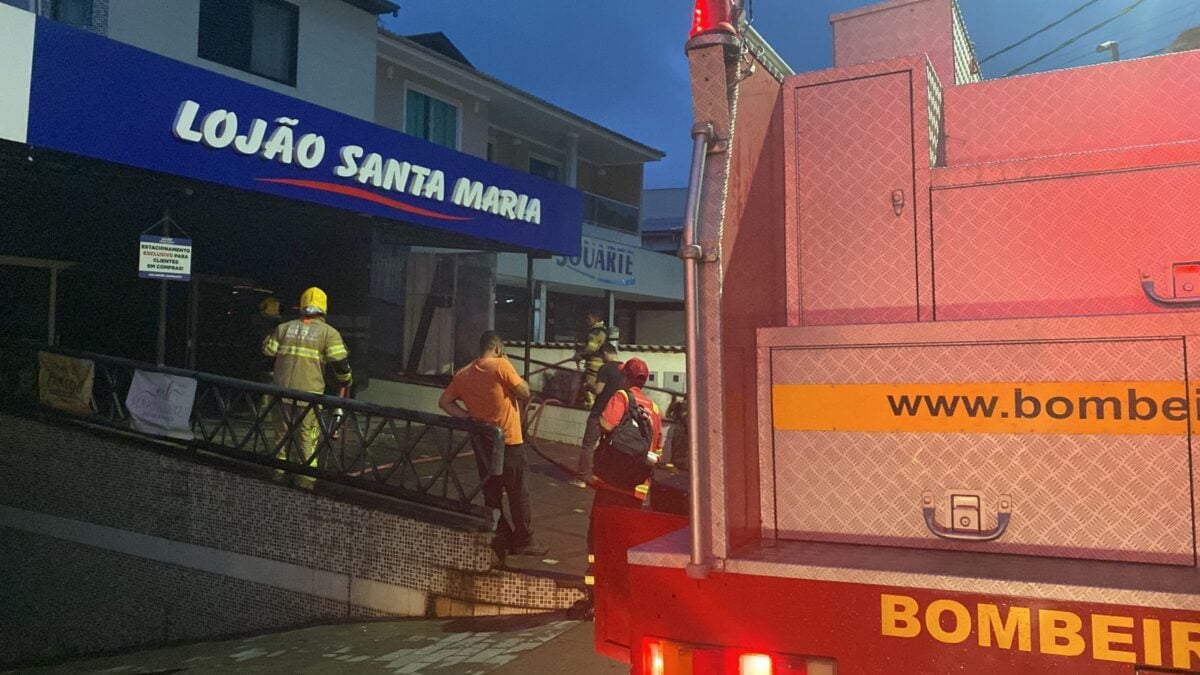 Incêndio destrói comércio em Rio Piracicaba