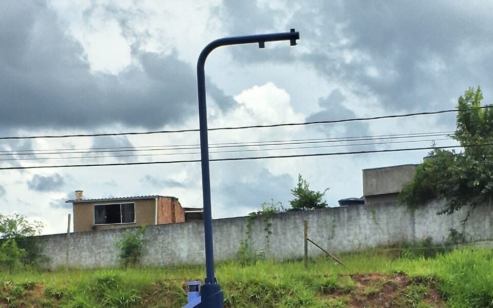 Postes “misteriosos” chamam a atenção em Itabira. Entenda do que se trata!