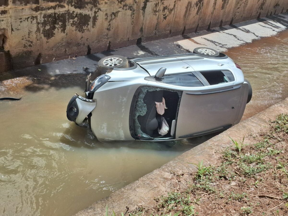 Carro cai no canal do Praia e motorista é levado ao Pronto-Socorro