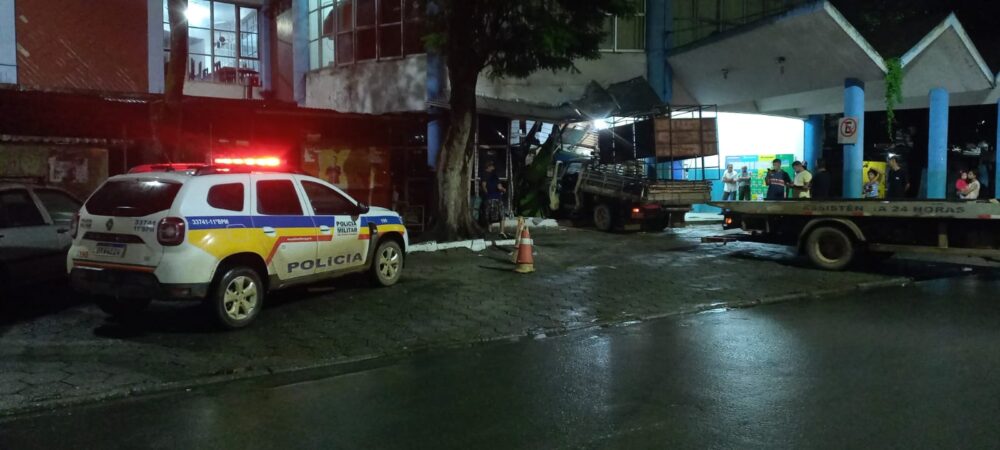 Motorista embriagado bate caminhonete contra a rodoviária de Manhuaçu; veículo era furtado