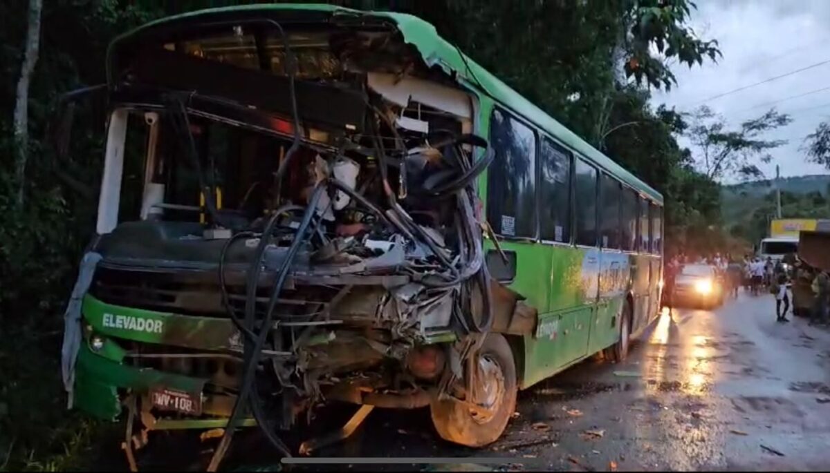 Motorista de ônibus morre após colisão frontal contra carreta em Caeté