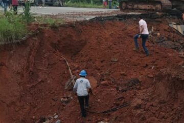 Cratera se abre e interdita trecho da BR-381 entre Periquito e Naque; saiba as rotas alternativas