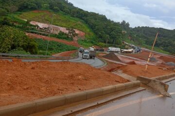 Carreta em “L” interrompe o trânsito no trevo da BR-381 em São Gonçalo