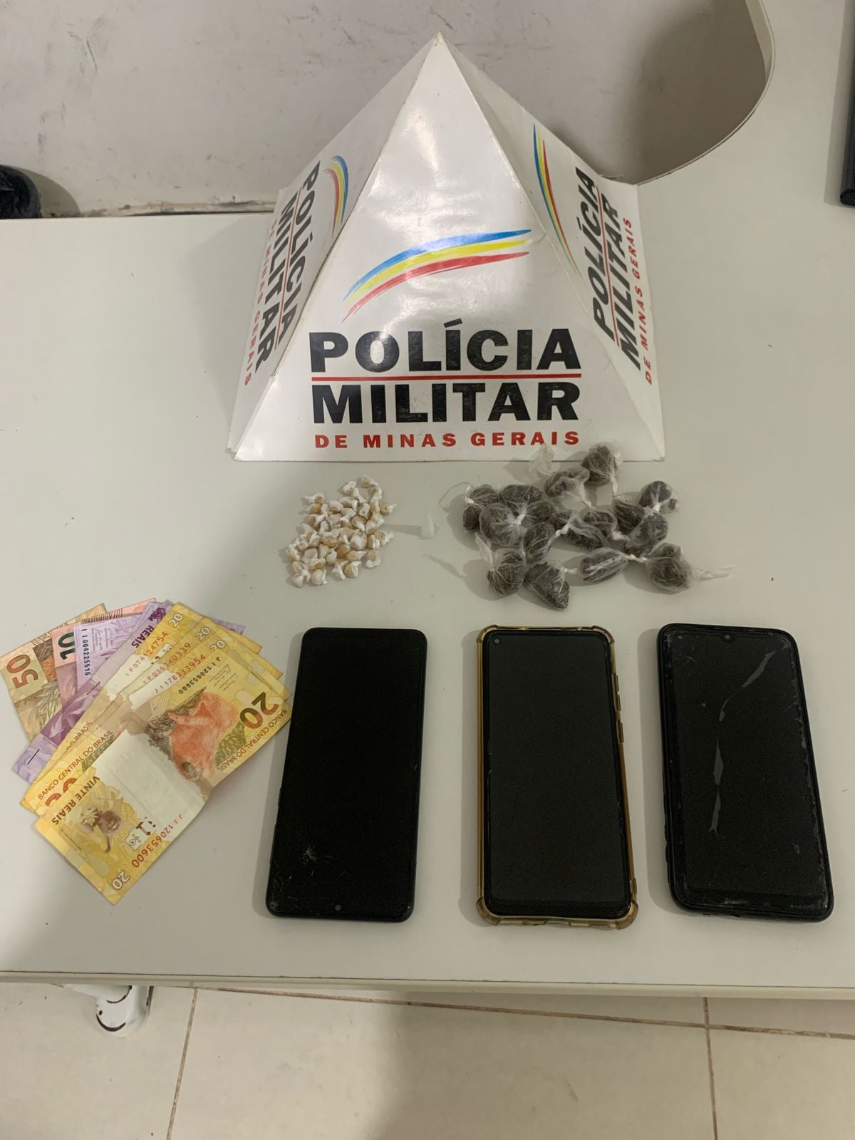Três homens são presos por tráfico de drogas em Itabira