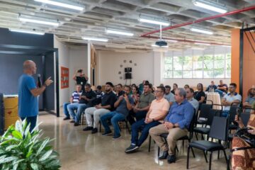 Em Santa Maria de Itabira, secretário de Estado de Governo firma compromisso pelo asfaltamento da estrada de “Piçarrão”