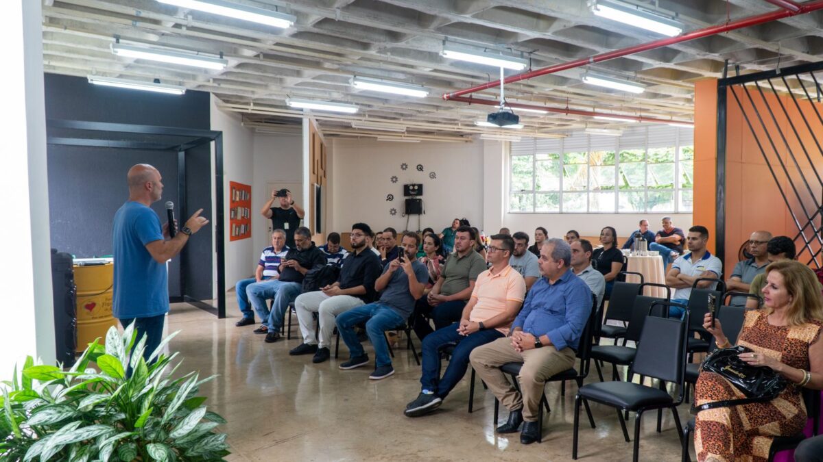 Em Santa Maria de Itabira, secretário de Estado de Governo firma compromisso pelo asfaltamento da estrada de “Piçarrão”