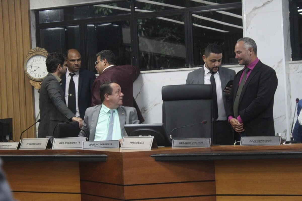 Em votação agitada, vereadores derrubam dois vetos da Prefeitura ao estatuto do servidor; outros dois foram mantidos