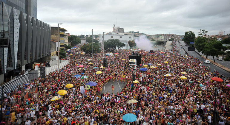 71,2% dos mineiros vão curtir o Carnaval em sua própria cidade, aponta pesquisa da FCDL-MG