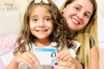 Alteração e renovação da carteira para pessoas com espectro autista já podem ser solicitadas pela internet em Minas
