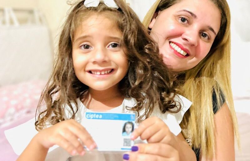 Alteração e renovação da carteira para pessoas com espectro autista já podem ser solicitadas pela internet em Minas