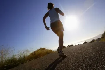 Corrida DeFato Saúde: Como o esporte pode melhorar a autoestima e a saúde emocional? Psicóloga do HNSD explica