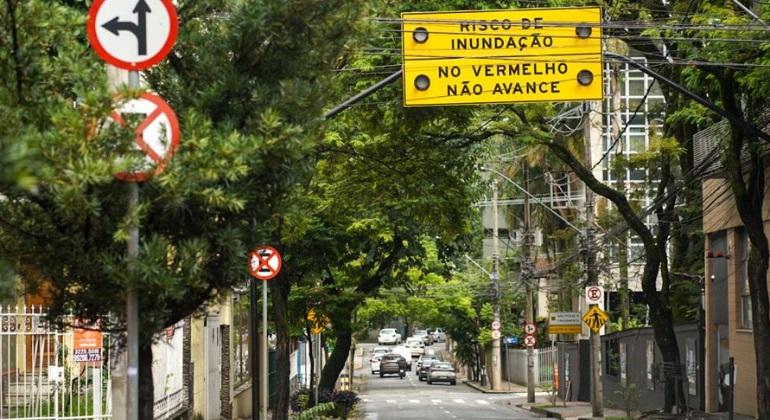 Vias de BH passam a ter sinalização luminosa para orientar motoristas em caso de alagamentos