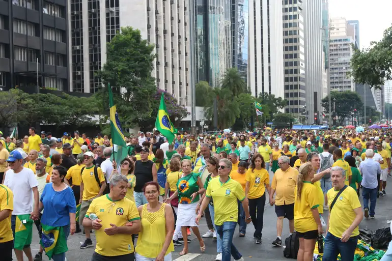 Aliados de Bolsonaro se manifestam durante ato na Avenida Paulista