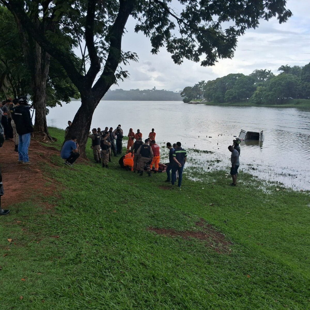 Homem passa mal enquanto dirige e carro para dentro da Lagoa da Pampulha