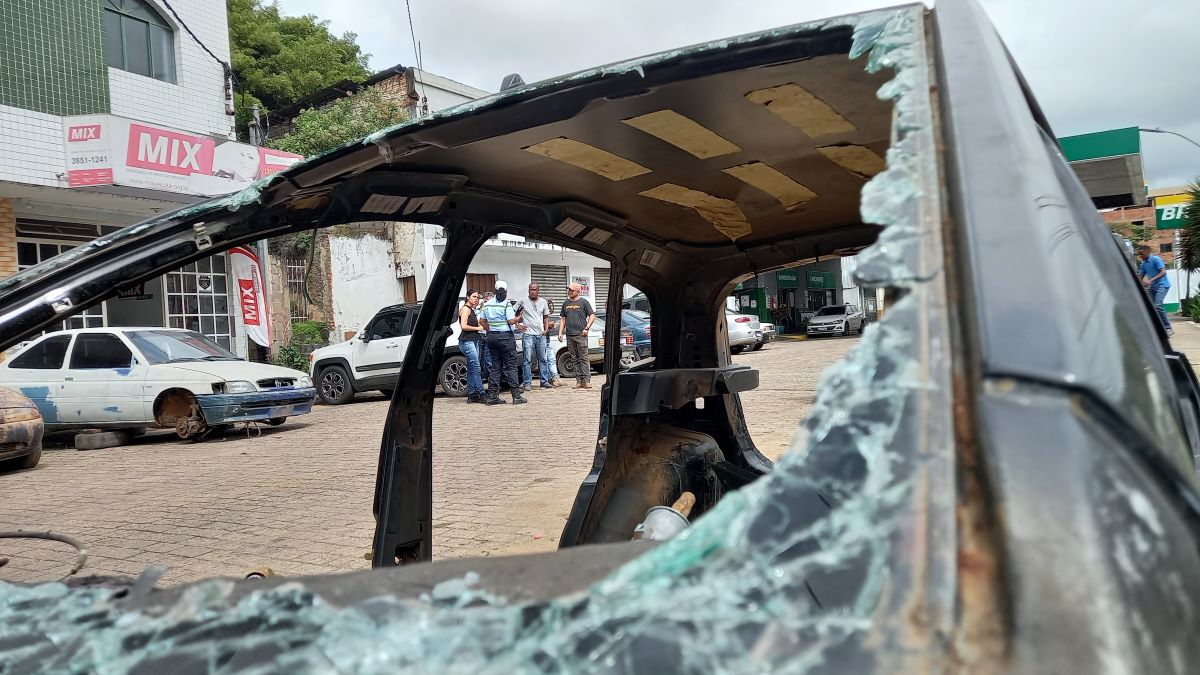 Veículos abandonados e sucatas são recolhidos pelo Setor de Fiscalização de Posturas de João Monlevade