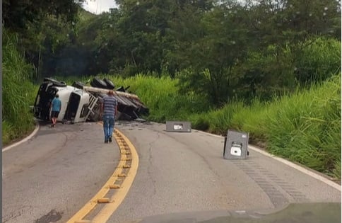 Atualização: estrada do Forninho é liberada após tombamento de carreta